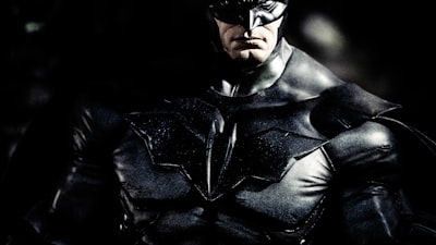 都市爱情剧《星光之下》海报，男女主角在都市夜景中对视